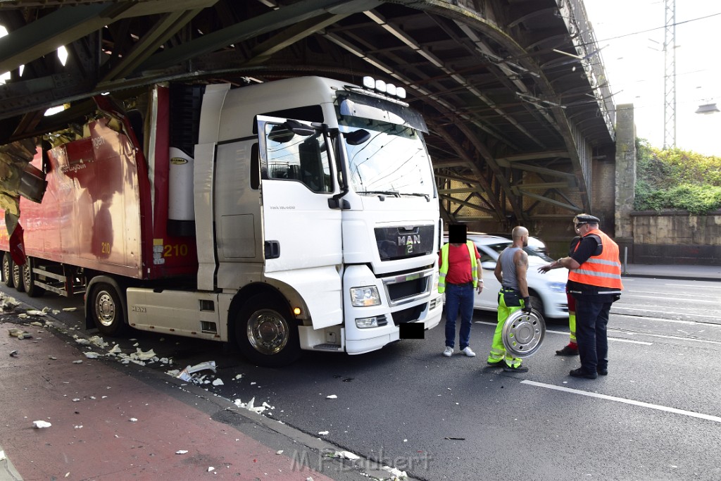 LKW blieb unter Bruecke haengen Koeln Deutz Opladenerstr Deutz Muelheimerstr P040.JPG - Miklos Laubert